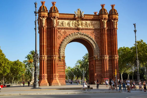İspanya, BARCELONA, SEPTEMBER, 2020 - Citadel Parkı 'ndaki Arc de Triomf veya Barcelona' daki Parc de la Ciutadella
