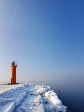 Riga limanı, Letonya, Avrupa 'da bulunan Baltık Denizi' ndeki Mangalsala iskelesindeki seyir kırmızı feneri.