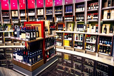 NETHERLANDS, AMSTERDAM, MAYIS, 29, 2018: Duty Free Shop 'taki alkol butiği Schiphol Amsterdam Uluslararası Havalimanı