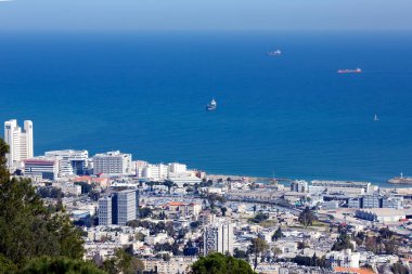 ISRAEL, HAIFA, MARCH, 20, 2016 - Mount Carmel 'den Hayfa, İsrail' deki şehir ve limana panoramik manzara.