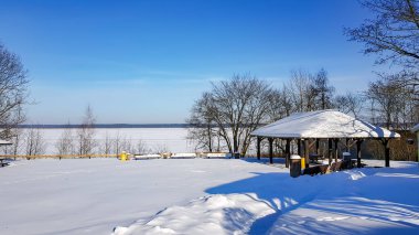 Mezapark, Riga, Letonya 'da Kisezers gölü yakınlarındaki kış manzarası buzla kaplıdır.