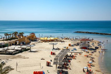ISRAEL, NETanya, Mart 2016 - Netanya şehir plajında eğlenen insanlar, İsrail