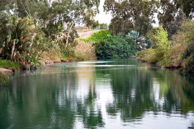 Ürdün Nehri dünyadaki en ünlü nehirdir. İsrail. Hristiyanlıkta, Jordan, Vaftizci Yahya 'nın vaazının ve İsa' nın vaftiz töreninin yapıldığı yerdir.