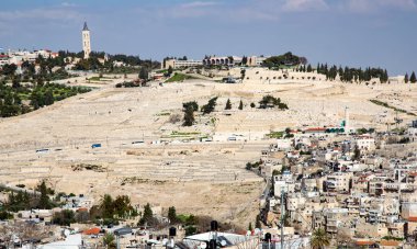Kudüs 'ün eski şehri, Tapınak Dağı ve İsrail' in Zeytin Dağı 'ndaki antik Yahudi mezarlığı.