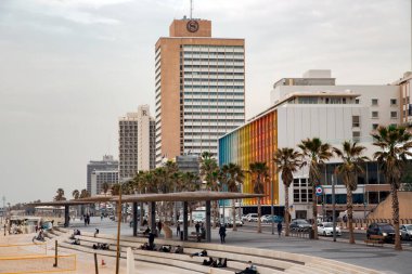 ISRAEL, TEL AVIV, FEBRUARY, 2018 - Gordon, Tel Aviv 'deki Akdeniz kıyısındaki Gökkuşağı binası ve diğer otellerle geziniyor