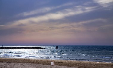 İsrail, Tel Aviv 'de sakin Akdeniz üzerinde gün batımı