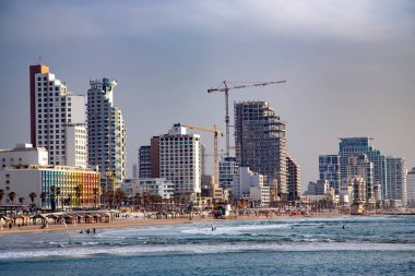 ISRAEL, TEL- AVIV, FEBRUARY, 12, 2018 - Güneşli bir günde Akdeniz 'deki modern şehir merkezinin Tel-Aviv panoramik manzarası.