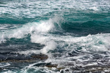 Akdeniz 'in berrak deniz suyu. Deniz dalgaları fırtınadan sonra kıyıda kırılır.. 