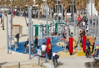 ISRAEL, TEL AVIV, FEBRUARY, 2018 - Spor ekipmanları ve İsrail 'in Tel Aviv kentindeki liman parkında yer alan insanlar. Sağlıklı yaşam tarzı kavramı. İsrail 'de spor İsrail kültüründe önemli bir rol oynuyor. 