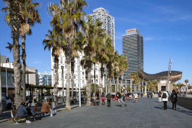 İspanya, BARCELONA, 2021: Barceloneta, Barselona 'nın Ciutat Vella ilçesine bağlı Akdeniz kıyısında bir mahalle. Birçok insan burada yürümeyi ve spor yapmayı sever..