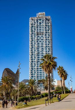 İspanya, BARCELONA, JANUARY, 2021: Akdeniz 'in önündeki Vila Olimpica bölgesinde Frank Gehry ve Otel Sanatları tarafından tasarlanmış bir Altın Balık heykelinin görüntüsü. Birçok insan burada yürümeyi ve spor yapmayı sever..