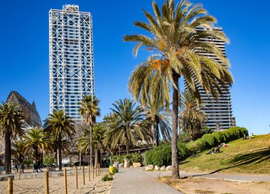 İspanya, BARCELONA, JANUARY, 2021: Akdeniz 'in önündeki Vila Olimpica bölgesinde Frank Gehry ve Otel Sanatları tarafından tasarlanmış bir Altın Balık heykelinin görüntüsü. Birçok insan burada yürümeyi ve spor yapmayı sever..