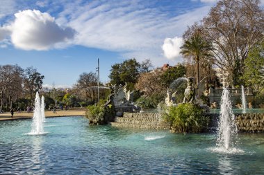 İspanya, BARCELONA, SEPTEMBER, 2020 - Cascade Fountain ve Citadel Park veya Ciutadella parc, Barcelona, İspanya 'daki anıt. Parc de la Ciutadella çok huzurlu ve muhtemelen Barcelona 'nın en yeşil vahasıdır..