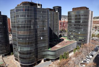 İspanya, BARCELONA, Mart 2021 - İspanya Diagonal Bulvarı 'ndaki modern ofis binaları kompleksi