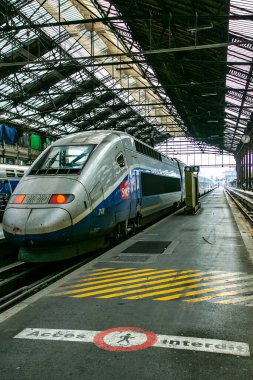 FRANCE, PARIS, MAYIS, 26, 2016 - 1900 Dünya Sergisi için yapılan Paris Gare de Lyon Tren İstasyonu 'ndaki yüksek hızlı trenler. İstasyona yüksek hızlı SNCF trenleri hizmet vermektedir..