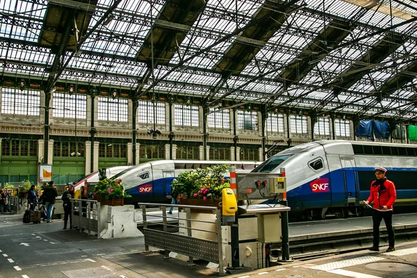 FRANCE, PARIS, MAYIS, 26, 2016 - 1900 Dünya Sergisi için yapılan Paris Gare de Lyon Tren İstasyonu 'ndaki yüksek hızlı trenler. İstasyona yüksek hızlı SNCF trenleri hizmet vermektedir..