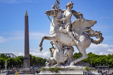 Kanatlı Ata Binen Merkür Heykeli 1702 Jardin des Tuileries girişinde arkasında Luxor 'lu Obelisk ile birlikte. Paris, Fransa