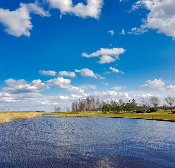 Zonnig Voorjaarslandschap Met Kleine Meertjes Overstroomde Weiden Aan Oevers Van — Stockfoto