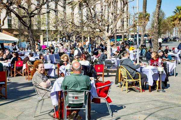 Spanien Barcelona Mars 2021 Människor Äter Öppna Verandor Kaféer Och — Stockfoto