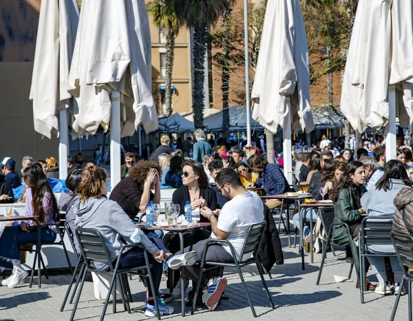2021年3月 西班牙巴塞罗那 人们在巴塞罗那地中海畔的加泰罗内塔长廊上的咖啡馆和餐馆的露天阳台上进餐 西班牙 — 图库照片