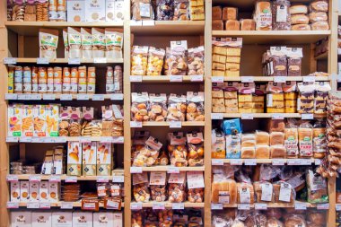 İspanya, Barselona, Mart 2021: Samimi bir dükkanda ahşap raflar, ekmek ve diğer tatlı hamur işleri. Fırın içeriği.