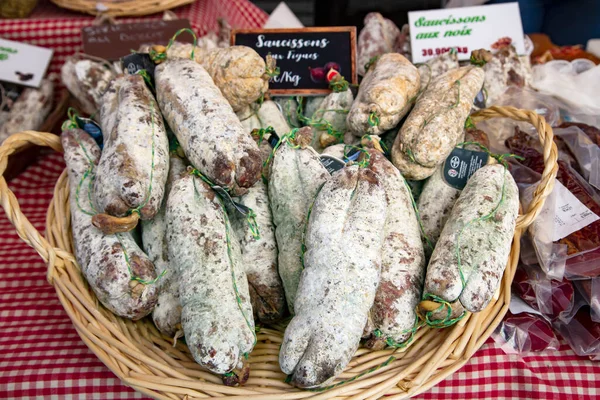 Sortiment Aus Würzigen Getrockneten Geräucherten Bauernwürsten Rind Und Schweinewurst Avignon — Stockfoto