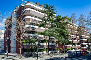 İspanya, Barselona, Mart 2021: Sarria 'nın sessizliğinde iyi kentsel yeşilliğe sahip modern çok katlı mimari - Sant Gervasi, Barselona, Katalonya, İspanya