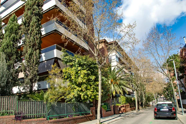 Spanien Barcelona Mars 2021 Modern Flervåningsarkitektur Med God Stadsbebyggelse Lugna — Stockfoto