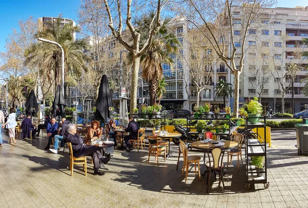 Espanha Barcelona Março 2021 Pessoas Jantam Bebem Café Nas Varandas — Fotografia de Stock