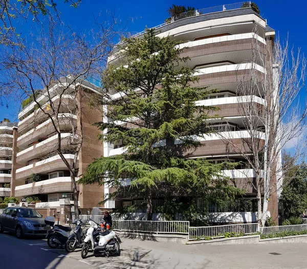 Spanien Barcelona Mars 2021 Modern Flervåningsarkitektur Med God Stadsbebyggelse Lugna — Stockfoto