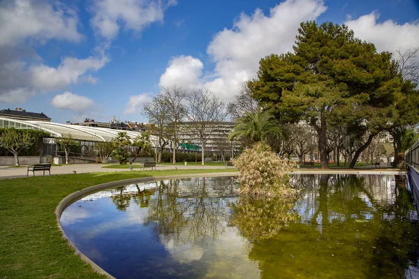 Hermoso Parque Con Pequeño Estanque Contra Cielo Azul Con Nubes — Foto de Stock