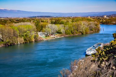 Rhone Nehri 'nin havadan panoramik manzarası. Güney Fransa' daki Avignon Provence rıhtımında büyük bir zevk teknesi var..