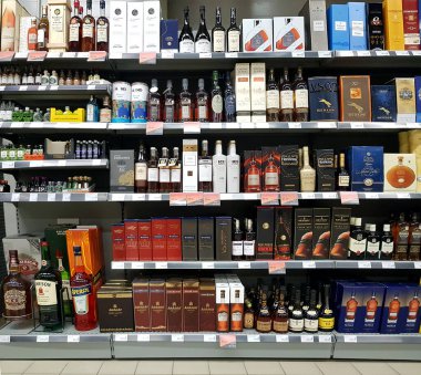 Letonya, Riga, Nisan 2021 - Riga, Letonya 'daki alışveriş merkezinde çeşitli kaliteli alkol içeren raflar. Güçlü alkollü içecekler deposu