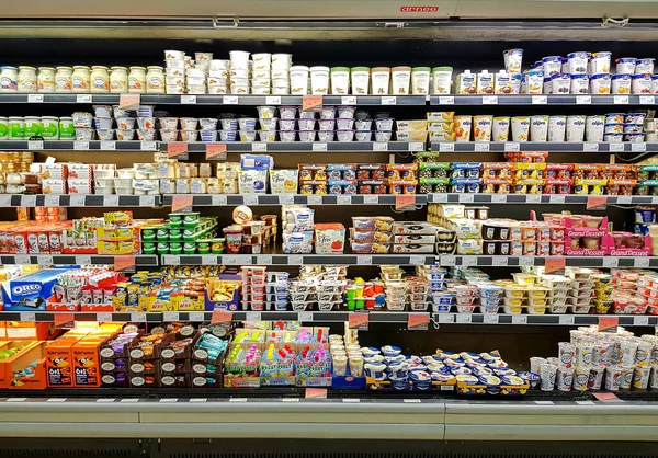 Lettország Riga 2021 Április Polcok Különféle Joghurtokkal Rigai Bevásárlóközpontban Lettország — Stock Fotó