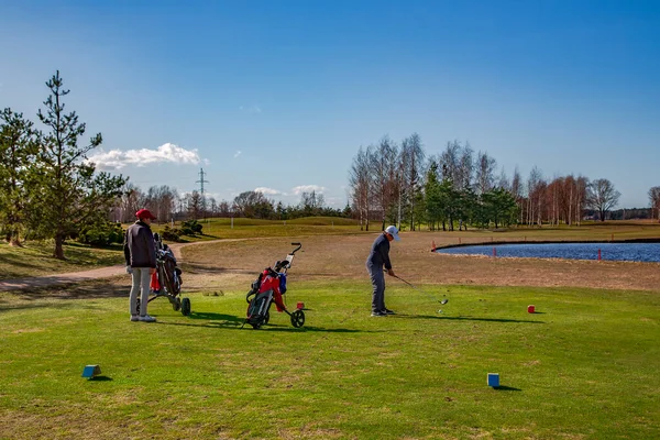 Latvia Riga Huhtikuu 2021 Golfaajat Pelaavat Golfia Rannalla Kaunis Kisezers — kuvapankkivalokuva