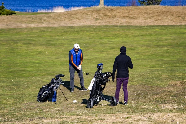 Latvia Riga April 2021 Golfers Playing Golf Banks Beautiful Kisezers — Stock Photo, Image