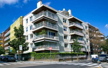 İspanya, Barselona, Mart 2021: Sarria 'nın sessizliğinde iyi kentsel yeşilliğe sahip modern çok katlı mimari - Sant Gervasi, Barselona, Katalonya, İspanya