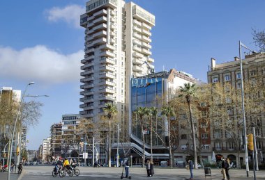 İspanya, BARCELONA, MARCH, 2021 - Modern binalar kompleksi ve İspanya 'nın Barselona kentindeki Diagonal Bulvarı' ndaki insanlar