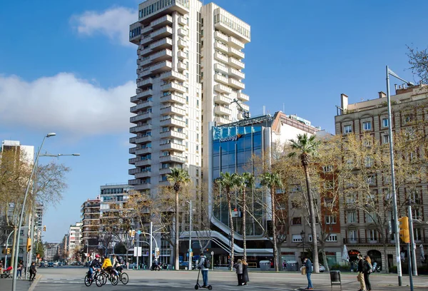 İspanya, BARCELONA, MARCH, 2021 - Modern binalar kompleksi ve İspanya 'nın Barselona kentindeki Diagonal Bulvarı' ndaki insanlar