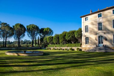 FRANCE, AVIGNON, MARCH, 2021 - Şato Talaud Lüks Yatak ve Kahvaltı Fransa 'nın Provence şehrinde güzel bir bahçeyle çevrili