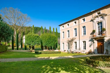 FRANCE, AVIGNON, MARCH, 2021 - Şato Talaud Lüks Yatak ve Kahvaltı Fransa 'nın Provence şehrinde güzel bir bahçeyle çevrili