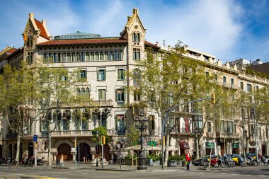 İspanya, BARCELONA, MARCH, 2021 - Barcelona sokaklarında antik mimari ve şehir trafiği - başkent ve en büyük şehir Katalonya, İspanya 'nın en kalabalık ikinci belediyesi.