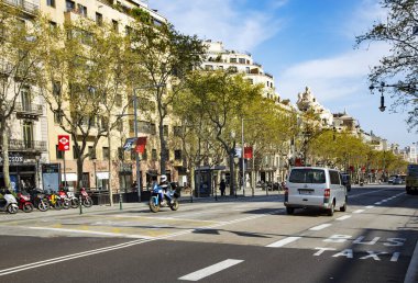 İspanya, BARCELONA, MARCH, 2021 - Barcelona 'da sokak trafiği - başkent ve en büyük şehir Katalonya, İspanya' nın en kalabalık ikinci belediyesi.