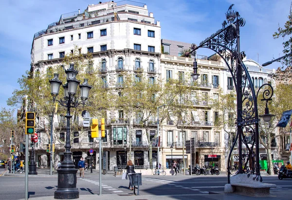Spain Barcelona March 2021年3月 巴塞罗那的古代建筑和街道交通 首都和最大的加泰罗尼亚市 西班牙人口第二多的城市 — 图库照片