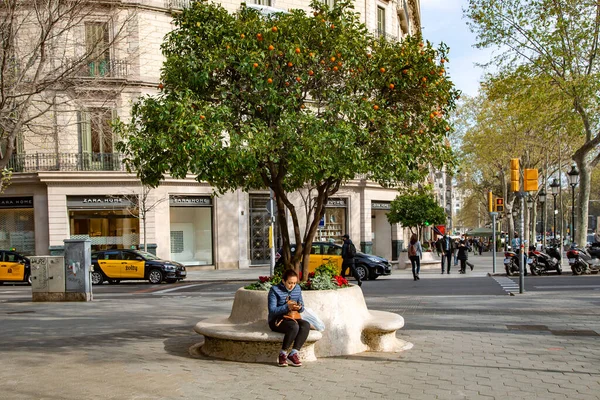 Espanha Barcelona Março 2021 Mulher Descansando Banco Principal Avenida Comercial — Fotografia de Stock