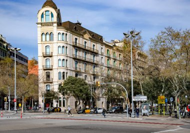 İspanya, BARCELONA, MARCH, 2021 - Barcelona sokaklarında antik mimari ve şehir trafiği - başkent ve en büyük şehir Katalonya, İspanya 'nın en kalabalık ikinci belediyesi.