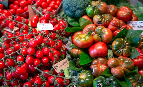 スペイン バルセロナ 2021年3月 スペインのバルセロナ市場の農家の屋台でトマトのさまざまな人気品種 庭からの新鮮な野菜健康的なビタミン食品の概念 — ストック写真