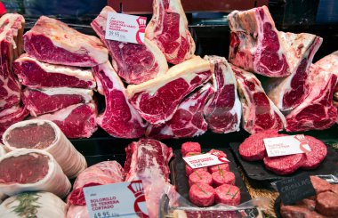 Barcelona 'daki çiftçi pazarında büyük miktarda taze biftek ve diğer et ürünleri. Akşam yemeği için bol yemek seçimi ve yüksek proteinli et yemeği konsepti.