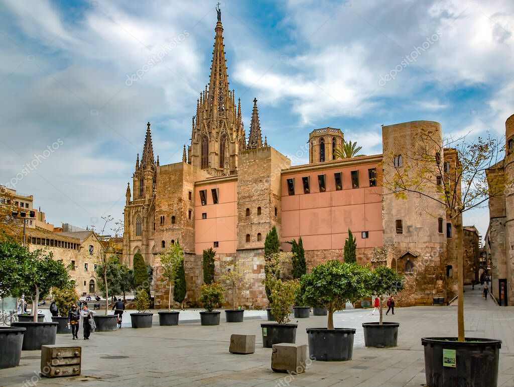 ESPAÑA, BARCELONA, MARZO, 2021: La Catedral Gótica de la Santa Cruz y Santa Eulalia con torre también conocida como Catedral de Barcelona en Barcelona, Cataluña, España. 2023 ESPAÑA, BARCELONA, MARZO, 2021: La Catedral Gótica de la Santa Cruz y Santa Eulalia con torre también conocida como Catedral de Barcelona en Barcelona, Cataluña, España. 2023