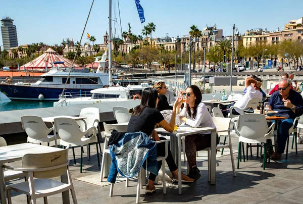 Hiszpania Barcelona Marzec 2021 Ludzie Jedzą Otwartych Werandach Kawiarni Restauracji — Zdjęcie stockowe